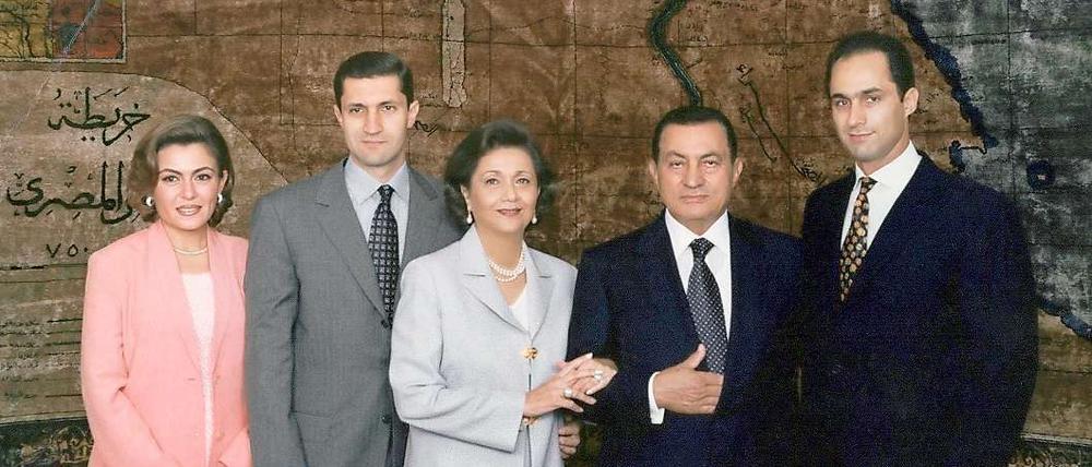 Hosni Mubarak (2. v. r.) mit seiner Frau Suzanne (M.) und seinen beiden Söhnen Gamal (r.) and Alaa (2. v. l.).