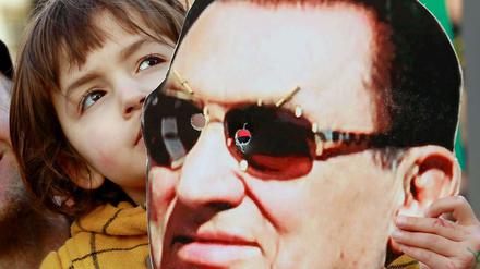 Nur ein Pappkamerad - wie es dem ehemaligen ägyptischen Präsidenten Mubarak tatsächlich geht, ist nicht ganz klar. 