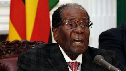 Simbabwes Präsident Robert Mugabe hält am Sonntag in Harare (Simbabwe) eine Ansprache, die im Fernsehen übertragen wird.