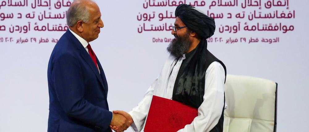 Taliban-Führer Mullah Abdul Ghani Baradar (r.), und der US-Sonderbeauftragte Zalmay Khalilzad nach Vertragsunterzeichnung.