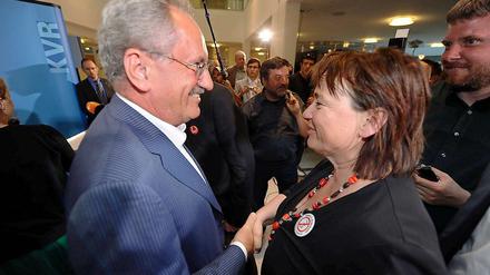 Der Münchner Oberbürgermeister Christian Ude (SPD) gratuliert der Startbahngegnerin Helga Stieglmeier vom Aktionsbündnis "AufgeMUCkt".