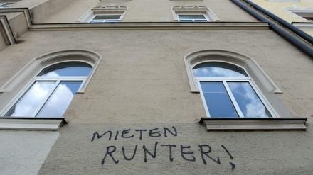 "Mieten runter!" fordert ein Unbekannter an der Fassade eines Hauses. 