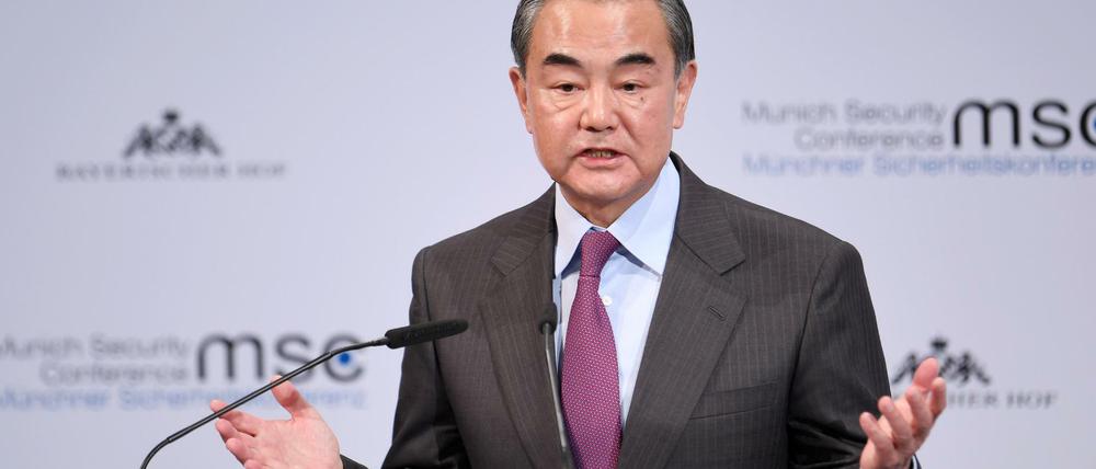 Chinas Außenminister Wang Yi verwahrt sich auf der Sicherheitskonferenz in München gegen pauschale Kritik am Krisenmanagement seines Landes.