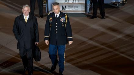 US-Verteidigungsminister James Mattis (l) wird am Donnerstag am Flughafen in München von Verteidigungsattache Terry Anderson begrüßt. Mattis nimmt an der Münchner Sicherheitskonferenz teil, die vom 17.02.-19.02.2017 in München stattfindet.