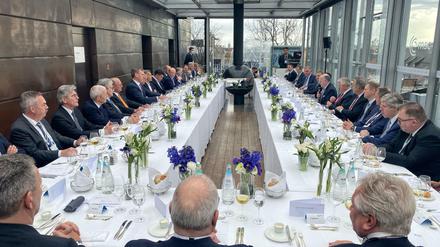 Spitzen der deutschen Wirtschaft versammelten sich im Hotel Bayerischer Hof am Rande der Münchner Sicherheitskonferenz zu einem CEO-Lunch.