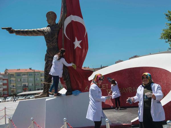 Sie haben ihm ein Denkmal gebaut: Zum 1. Jahrestag des Putschversuches in der Türkei ist Heldenverehrung angesagt.