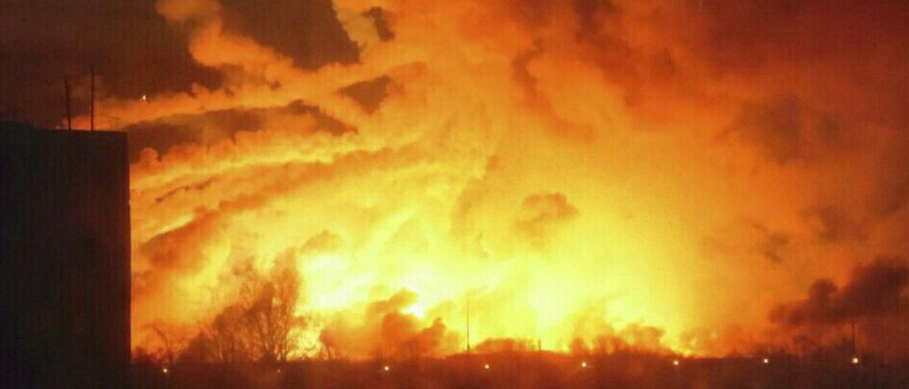 Das brennende Lager ist eines der größten in der Ukraine.