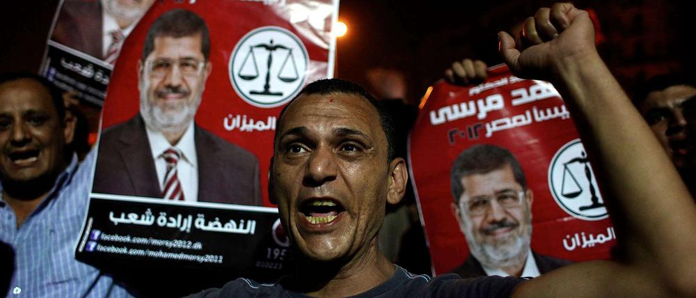 Der Islamist Mohammed Mursi soll die Präsidententwahl in Ägypten knapp gewonnen haben. Doch die Gegner der Muslimbrüder und die Anhänger des alten Regimes wollen das Ergebnis nicht so ohne weiteres hinnehmen. Jetzt prüft die Wahlkommission Beschwerden wegen Wahlbetrugs.