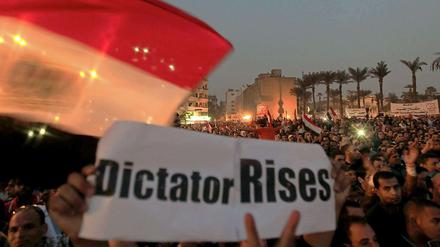 Viele Ägypter haben Angst vor einem neuen Diktator und gehen deswegen gegen Präsident Mursi auf die Straße.