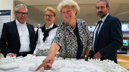 Kulturstaatsministerin Monika Grütters (CDU) (2.v.r.) zeigt während einer Pressekonferenz zum Ideenwettbewerb für das Museum des 20. Jahrhunderts auf den vorgesehenen Bauplatz am Kulturforum.  