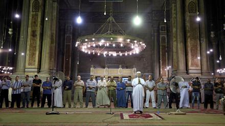 Muslime beim Abendgebet in der Al Sultan Hassan Moschee in Kairo. 