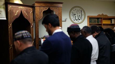 Muslime beten in einer Moschee in Jersey City (New Jersey). Die Forderung des Republikaner-Präsidentschaftskandidaten Donald Trump, Muslimen die Einreise in die USA zu verwehren, ist in allen politischen Lagern auf Ablehnung gestoßen. 