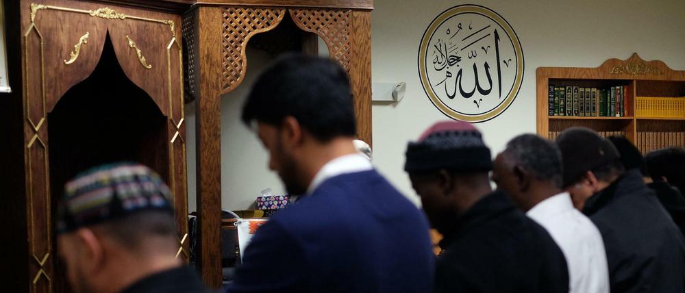 Muslime beten in einer Moschee in Jersey City (New Jersey). Die Forderung des Republikaner-Präsidentschaftskandidaten Donald Trump, Muslimen die Einreise in die USA zu verwehren, ist in allen politischen Lagern auf Ablehnung gestoßen. 