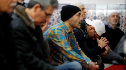 Muslime beten nach dem Anschlag in Hanau während des Freitaggebets in der Hanauer Ditib Moschee.