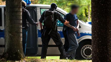Die beschuldigten Männer sollen der Hooligan-, Skinhead- und Neonazi-Szene im Raum Chemnitz angehören.