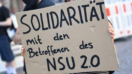 Eine Demonstrantin bekundet auf einer Demonstration in Wiesbaden ihre Solidarität mit den Empfängern der rechtsextremen Drohschreiben.