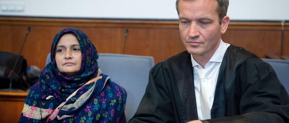 Hinterbliebene und Klägerin: Saaeda Khatoon, hier beim Gerichtstermin in Dortmund mit ihrem Berliner Anwalt Remo Klinger, verlor ihren 18-jährigen Sohn, als die Fabrik in Karatschi abbrannte.