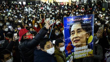 Demonstranten in Myanmar protestieren gegen den Militärputsch und für Aung San Suu Kyi.