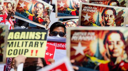 Proteste gegen den Militärputsch: Demonstranten in Rangun mit Bildern von Aung San Suu Kyi 