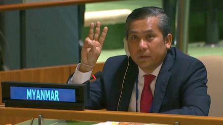 Auch der Drei-Finger-Gruß der Demonstranten wurde ihm zum Verhängnis: Myanmars UN-Botschafter Kyaw Moe Tun.