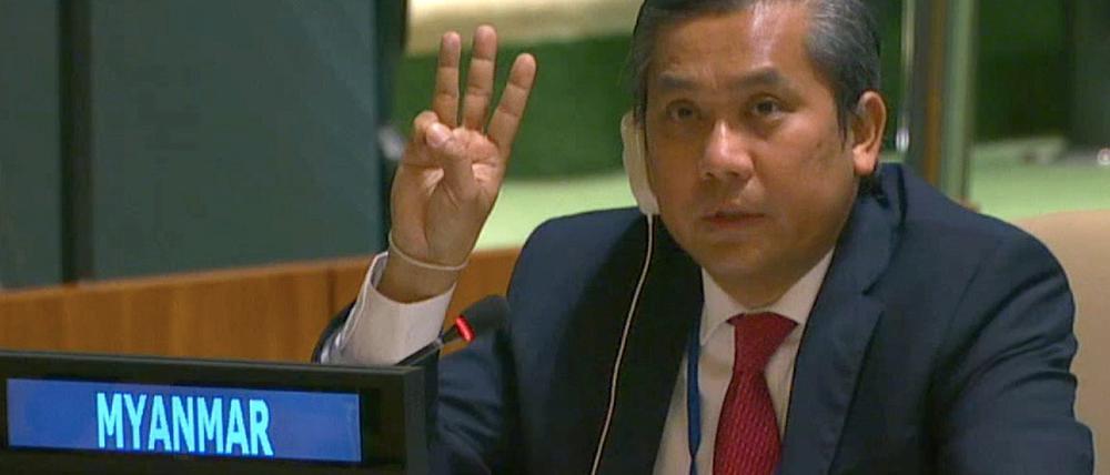 Auch der Drei-Finger-Gruß der Demonstranten wurde ihm zum Verhängnis: Myanmars UN-Botschafter Kyaw Moe Tun.