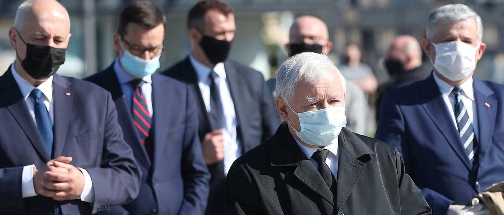 PiS-Parteichef Jaroslaw Kaczynski mit Gefolge am Denkmal für die Opfer von Smolensk am 10. April – mit Mundschutz aber ohne Beachtung der Abstandsregeln. 