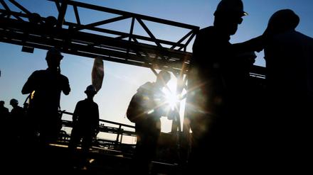 Arbeiter und Techniker begutachten Schäden an saudischen Ölanlagen. 