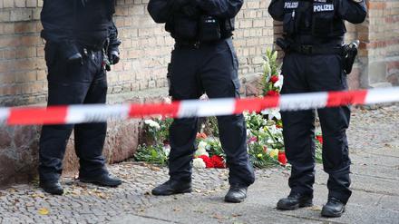 Polizisten sichern im Oktober 2019 den Bereich vor der Synagoge in Halle.