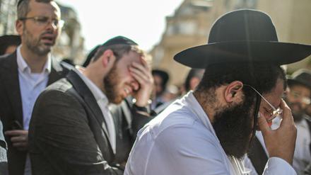 Bnei Brak: Israelische Trauernde nehmen an der Beerdigung teil.