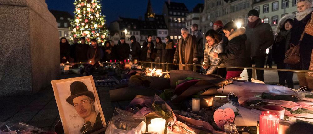 Trauernde stellen in Straßburg Kerzen auf, um den Opfern des Anschlags auf dem Weihnachtsmarkt zu gedenken. 