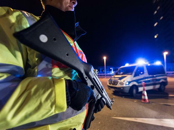 Beamte der Mobilen Kontroll- und Überwachungseinheit (MKÜ) der Bundespolizei kontrollieren am 14.11.2015 in Kehl (Baden-Württemberg) an der Europabrücke in der Nacht Fahrzeuge. 