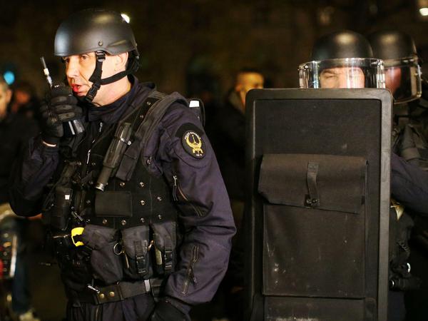 Spezialkräfte begannen in der Nacht zu Montag mit Razzien in mehreren französischen Städten. Unser Symbolbild zeigt Polizisten am Sonntagabend auf dem Place de la République in Paris.