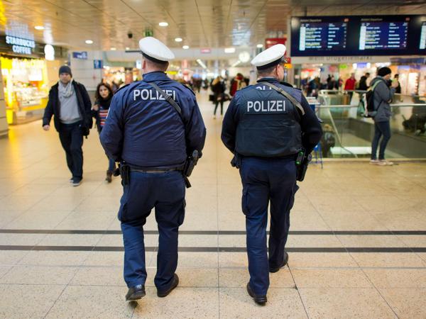 Schwer bewaffnete Bundespolizisten am Hauptbahnhof in Hannover. In der Stadt findet am Dienstag das Fußball-Länderspiel Deutschland gegen Niederlande statt.