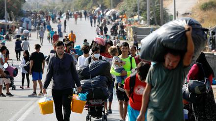 Die griechische Polizei hat damit begonnen, die verbliebenen Migranten aus dem abgebrannten Flüchtlingslager Moria zu holen.