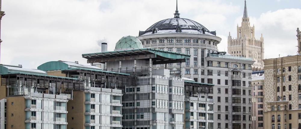 Das Gebäude der britischen Botschaft (M) und das Gebäude des russischen Außenministeriums (2.v.r) in Moskau.