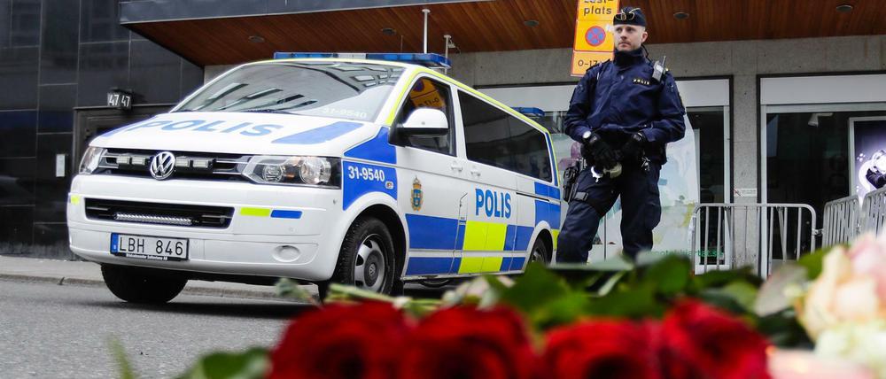 Gedenken in Stockholm: Blumen an einer Polizeiabsperrung 