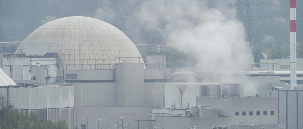 Das Atomkraftwerk Neckarwestheim. Mit der Trennung der Kernkraftwerke Isar 2, Neckarwestheim und Emsland vom Stromnetz ging am Samstag die Ära der kommerziellen Stromerzeugung mit Atomkraftwerken in Deutschland zu Ende. 