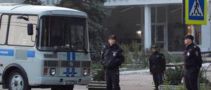 Polizisten stehen Wache vor der Berufsschule in Kertsch. 