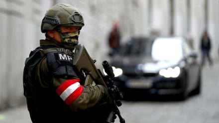 Ein bewaffneter Beamter der österreichischen Militärpolizei bewacht den Tatort nach dem Anschlag nahe der Synagoge im Wiener Stadtzentrum.