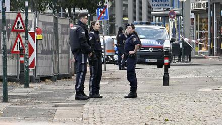 Bewaffnete Polizisten stehen am Dienstagmorgen Wache im Stadtzentrum von Wien.