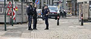 Bewaffnete Polizisten stehen am Dienstagmorgen Wache im Stadtzentrum von Wien.