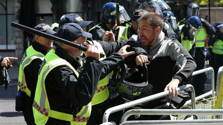  Polizeibeamte geraten mit einem Demonstranten aneinander, der gegen eine «Black Lives Matter»-Demonstration protestiert.