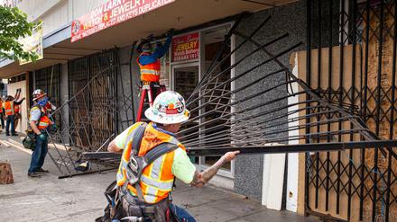 Beschädigung nach Plünderungen. In Los Angeles sind Beschützer eines Ladens zeitweise festgenommen worden.