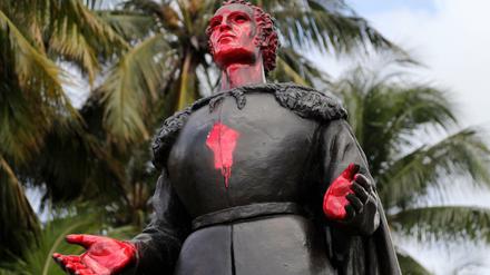 Eine Statue von Christoph Kolumbus im Bayfront Park in Miami ist mit roter Farbe und dem Symbol einer Faust bemalt.