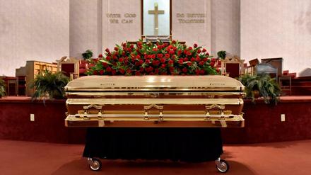 Der mit Rosen bedeckte Sarg mit dem Leichnam des Afroamerikaners George Floyd steht für die Trauerfeier in einer Kirche.