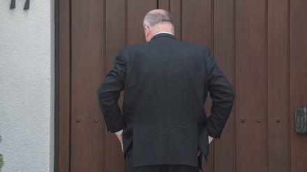 Vor verschlossenen Türen steht Walter Kohl, Sohn des verstorbenen Altkanzlers Helmut Kohl am 21.06.2017 vor dem Wohnhaus Kohls in Oggersheim. 