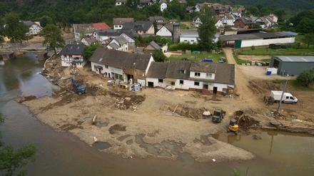 In der vom Hochwasser stark betroffenen Gemeinde Schuld laufen die Aufräumungsarbeiten auf Hochtouren.