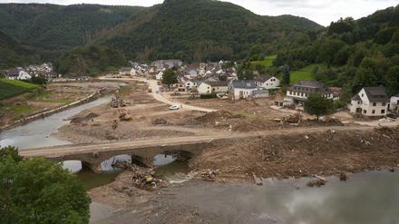 Bagger reißen in Altenburg (RLP) Häuser ab, die durch die Flutkatastrophe zerstört wurde. 