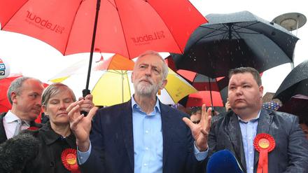 Jeremy Corbyn (M), Vorsitzender der Labour Partei, spricht nach den Kommunalwahlen im Waterside Arts Centre. 