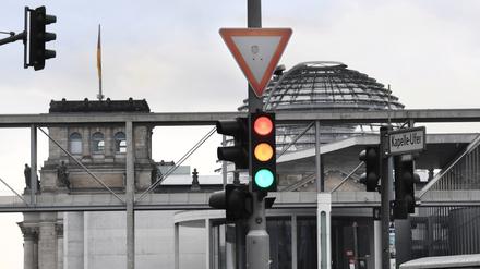 Eine Ampel, an der fÃ¼r einen Moment die Farben Rot, Gelb und GrÃ¼n gleichzeitig leuchten, ist am Tag nach der Bundestagswahl im Regierungsviertel vor der Kuppel des ReichstagsgebÃ¤udes, dem Sitz des Bundestags, zu sehen. +++ dpa-Bildfunk +++
